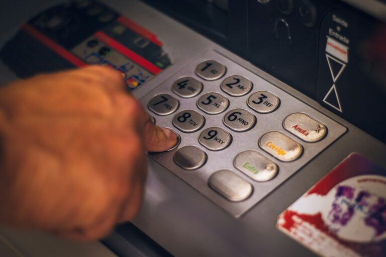 Persona pulsando el teclado de un cajero automático