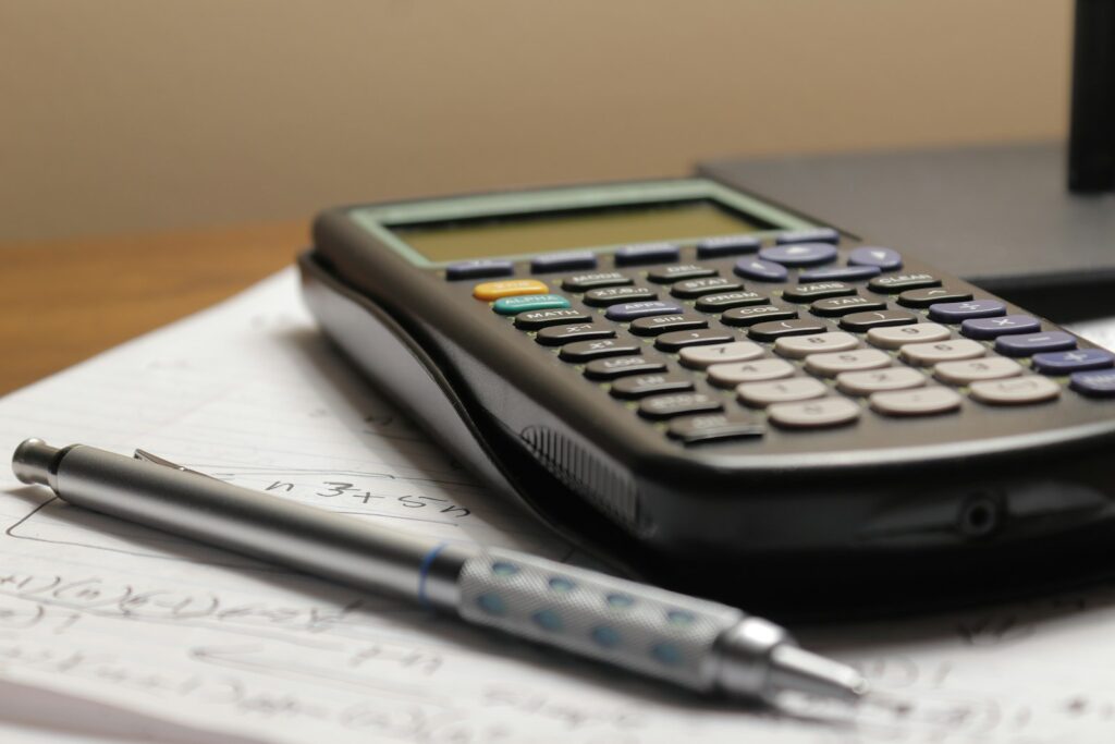 Calculadora y bolígrafo sobre un documento financiero