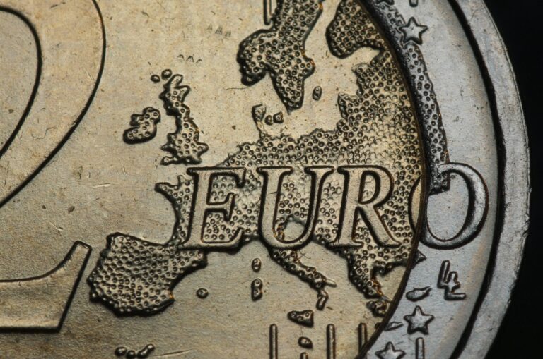 Moneda de 2 euros sobre una superficie