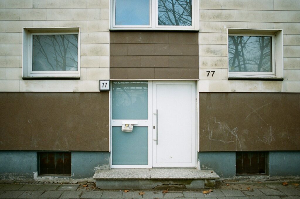 Portal y ventanas de un edificio de viviendas en alquiler