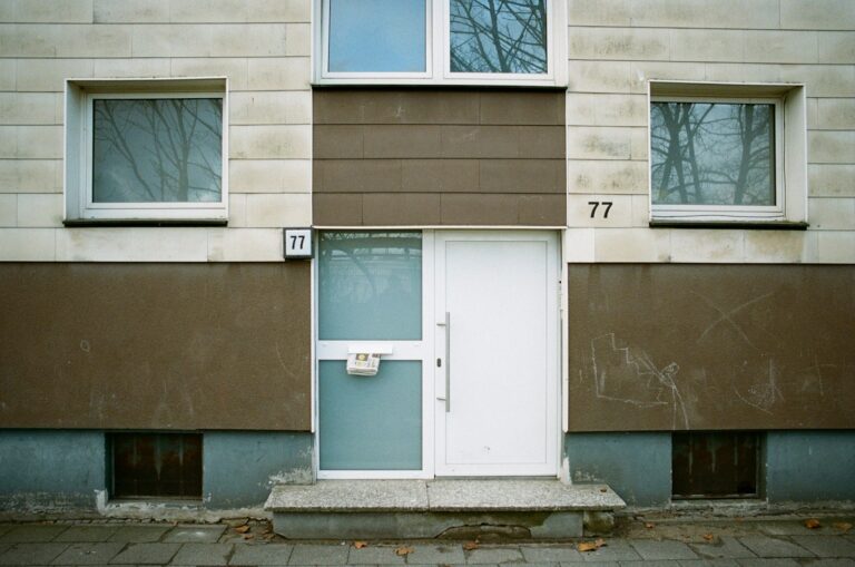 Portal y ventanas de un edificio de viviendas en alquiler
